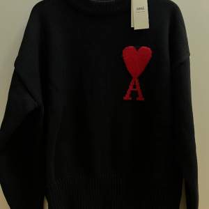 Säljer en helt ny Ami sweater (st M) då den var för liten och jag vanligtvis bär storlek L, kvitto finns ej tyvärr då det var en gåva.  Pris kan diskuteras vid snabb affär.