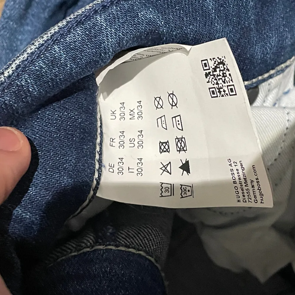 Säljer ett knappt använta jeans i hyfsat bra skick, hör av dig vid frågor! Finns liten skada ”se bild”. Jeans & Byxor.