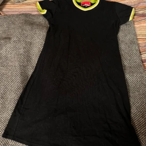 Svart klänning - Vintage svart klänning i lite tjockare material. Skickar fler bilder vid intresse!