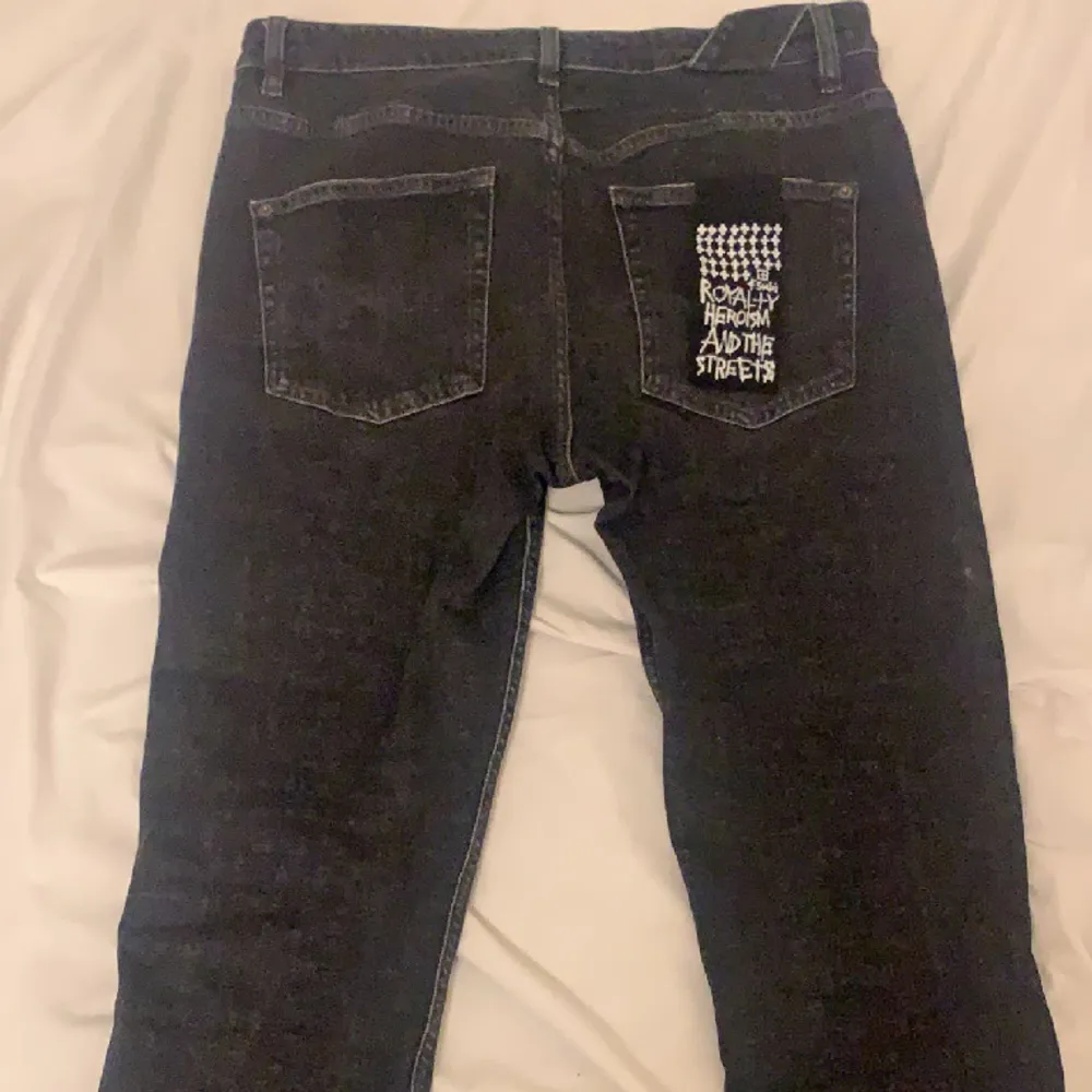 Ksubi jeans som är använda 3 gånger, skicka vid intresse av fler bilder!  Inga defekter!!  Pris kan diskuteras  Nypris 3323kr just nu rea 2658kr https://www.farfetch.com/se/shopping/men/ksubi-tapered-jeans-med-tryck-item-21258952.aspx?storeid=9089. Jeans & Byxor.