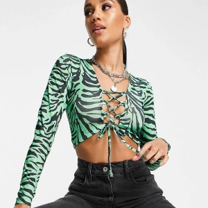 Mönstrad topp  - Mönstrad topp från Asos. Endast använd en gång och är i nyskick! Storlek 38🤍