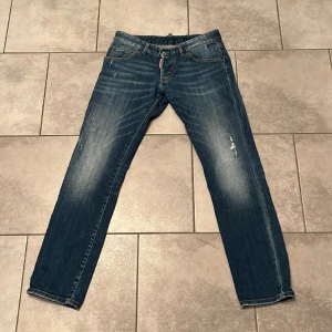 Dsquared2 stl 16y - Äkta Dsquared2 jeans stl 16y. Väldigt bra skick.Köpta i en Dsquared2 butik i Milano. Modellen brukar ha 28/30 , ca 170cm lång. Nypris ca 150euro