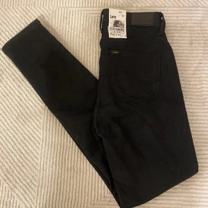 Skinny jeans - Lee - Nya skinny jeans från Lee i modellen Scarlett High, storlek 29”33. Säljer för 450 kr 🤍