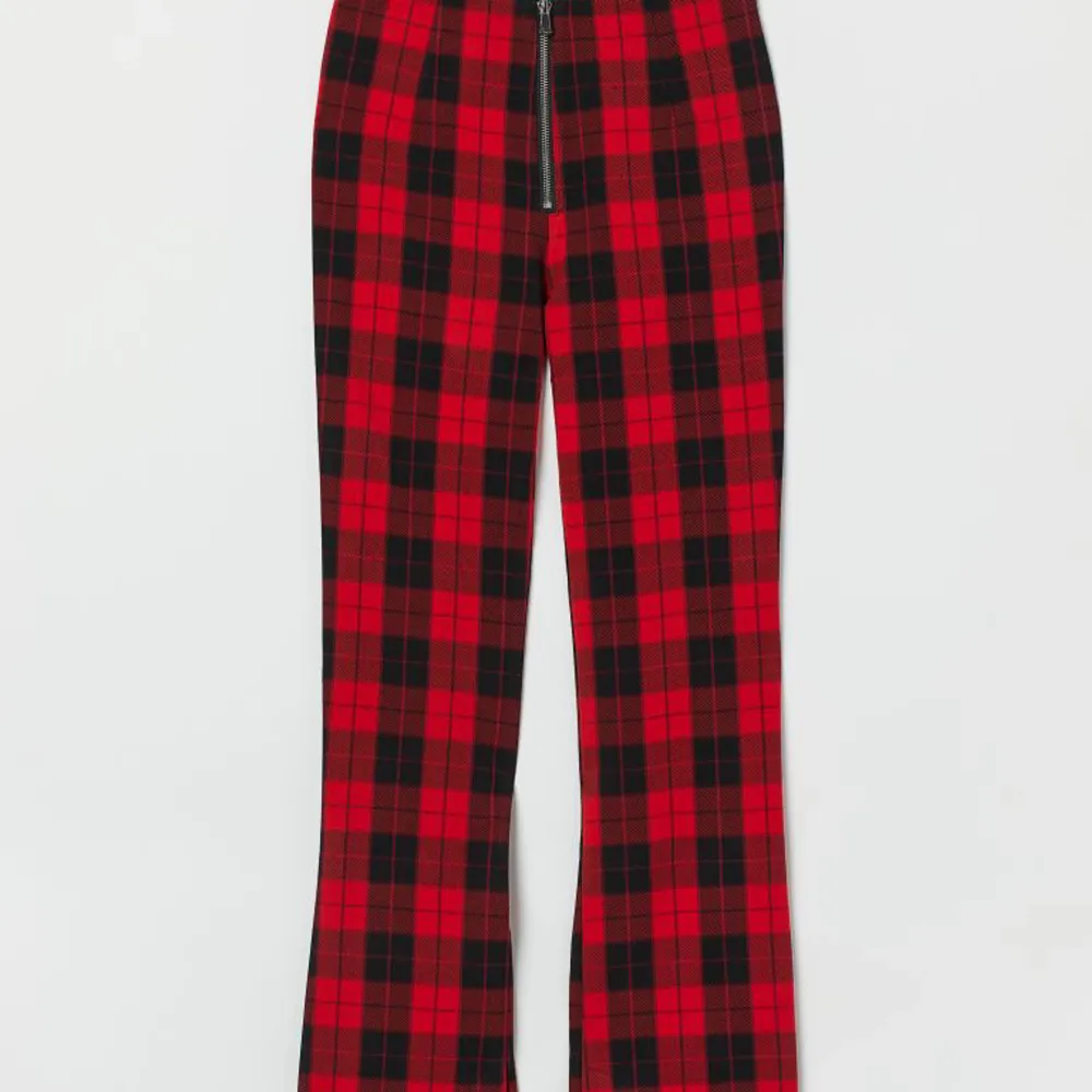 svart och röd rutiga utsvängda byxor med dragkedja i storlek 38. Aldrig använda och i perfekt skick. Jeans & Byxor.