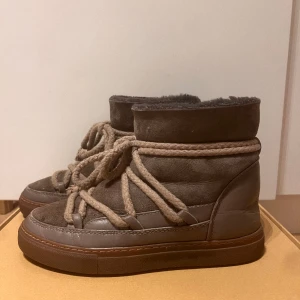 Inuikii skor  - Säljer mina supersnygga beiga inuikiis på grund av att de är försmå. De är använda men i bra skick. 