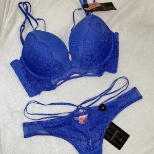 Underkläder Hunkemöller - En jättefin blå färg som nästan lyser, många fina detaljer på båda delarna.  Trosor i storlek XS och Bh i storlek 70C. Självklart är det helt nya underkläder med prislappar kvar på allt. Säljer detta då bh:n inte sitter bra på mig men missade öppet köpet