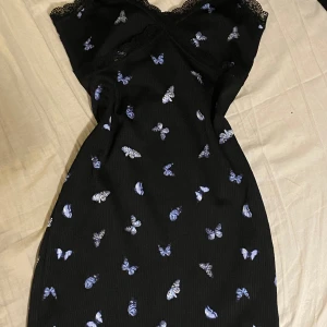 Klänning  - Fin klänning från hm, använd fåtal gånger, nyskick. Säljer då jag inte använder den. Nypris 100kr. Hör av dig vid frågor!