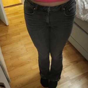 low waist bootcut jeans - Dom e använda cirka 6 gånger men jag säljer då de är för tighta i midjan, dom e i storlek 164 men passar på någon med storlek 36
