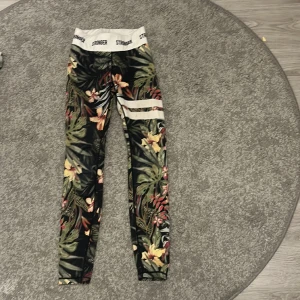 Stronger träningsbyxor  - Stronger träningsbyxor i storlek Xs, de är använda men har inga hål, ordinarie pris ca 800. KÖPAREN STÅR FÖR FRAKTEN 