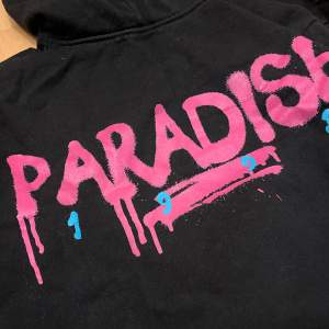 Jättecool svart paradise hoodie med ett stort tryck på ryggen💕🎸