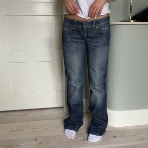 Lågmidjande jeans - Snygga jeans från Big star!🌟 Jeans nr 6 Midjemått (rätt över): 41 Innerbenslängd: 79 Lårmått (rätt över): 23 Skriv om ni har några frågor💗