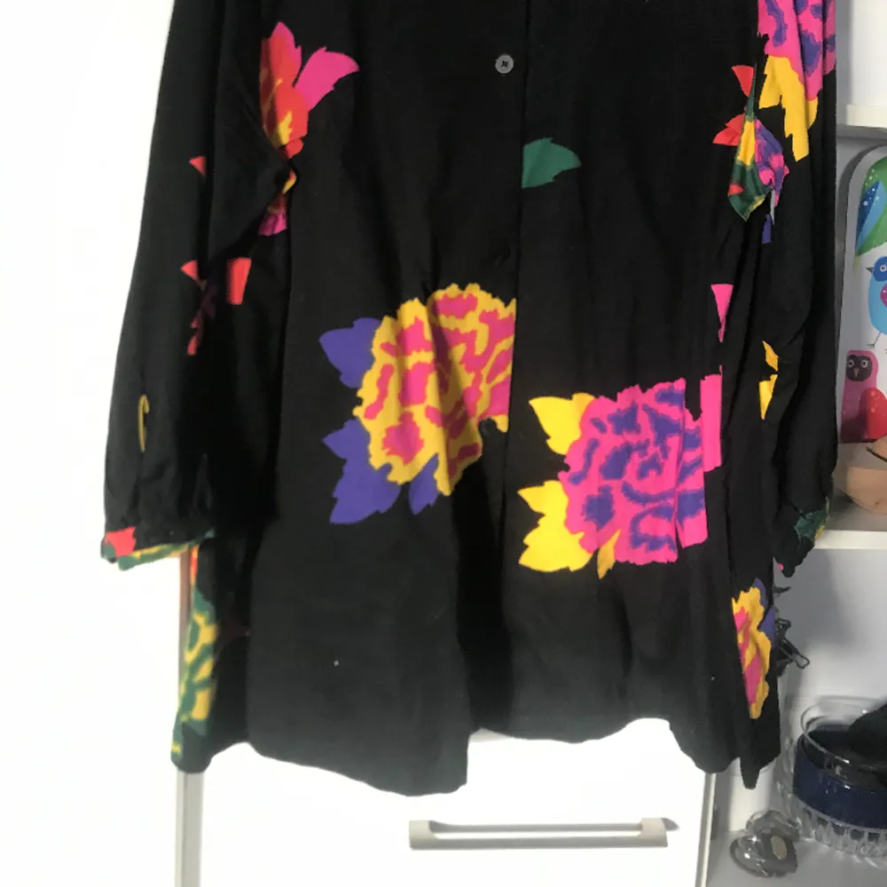 Marimekko vintage Perhosrn uni ( butterfly dream ) model long shirt / material is 100/: cotton quite solid .  Ask more Qs if you don’t see details in photos . Blusar.