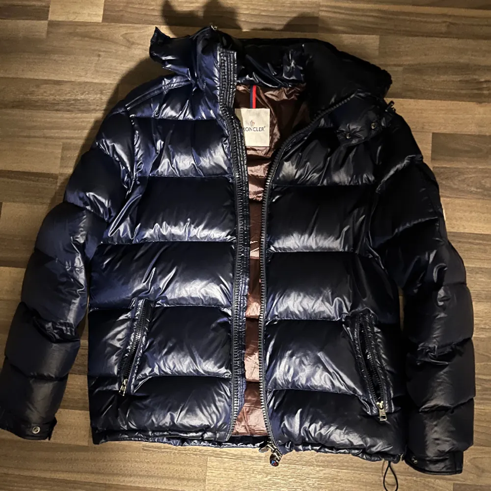 Fin moncler maya i storlek 3/M. Köptes i oktober men är lite stor för mig så är tvungen att sälja den, inga skador. Ny pris 17 000 mitt pris 6500. Inte hugget i sten vid en snabb och smidig affär. Jackor.