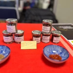 Världens kryddor UF - Hej vi är unga som har ett UF företag med kryddor från alla länder. Dessa är priserna: 35kr: GoChuGaru, Dolma 45kr: Sumak, Lavasalt, Berbere