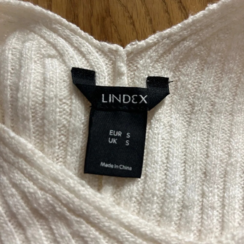 Croppad, stickad tröja från Lindex. Storlek S. Använd runt 3 gånger men är som ny, inga fläckar eller andra defekter.. Stickat.
