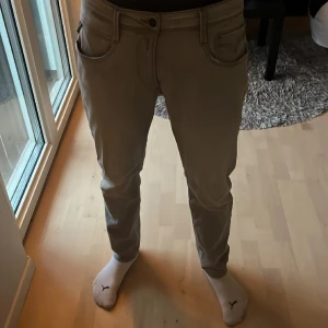Replay anbass - Replay anbass jeans. Storlek 32. Otroligt bra skick och knappt använda! Bara att höra av sig om frågor finns!
