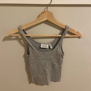 Grått linne - !!allting tvättas innan de skickas iväg!! Ett super fint och skönt grått linne i storlek xs som tyvärr har blivit för litet för mig och tänker att det är dags att skicka vidare🩷🩷 kom privat ifall ni vill va måtten🩷🩷