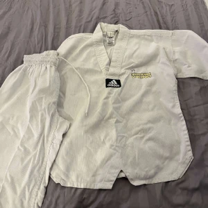 Adidas Taekwondo VIKING kläder - Adidas Taekwondo dräkt set med byxor och tröja.  Storlek: barn 140cm  Finns att hämta i södra Stockholm, kan annars fraktas mot betalning.