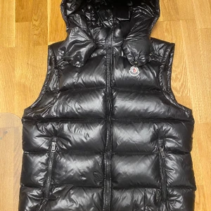 Moncler bormes vest  - Bra skick men använt länge.Pris går att diskuteras!