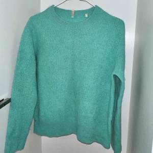 Sunflower Stickad Tröja  - Stickad tröja i en Alpaca/merino ull blandning. Aldrig använd. Köptes för 2000kr, säljer för 1050