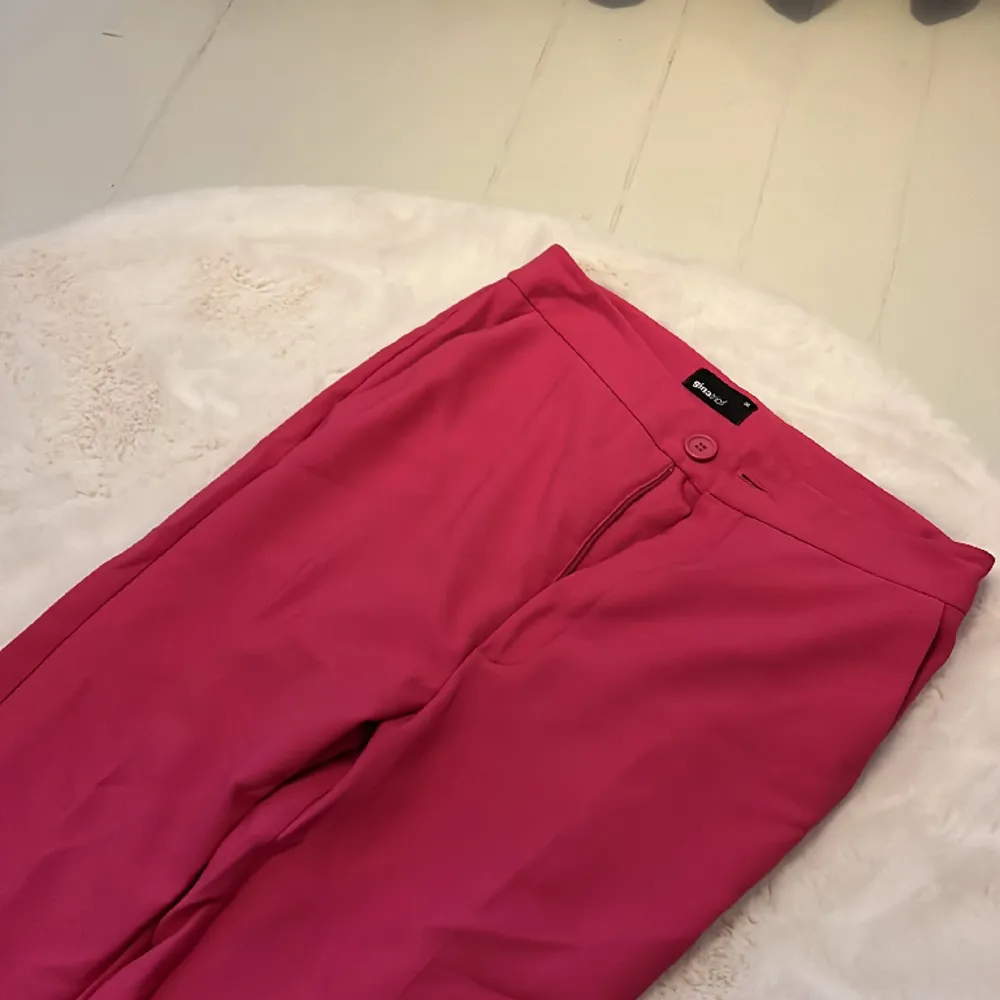 Rosa kostymbyxor från Gina tricot. Färgen är inte riktigt lika mörk irl. Strl 36.. Jeans & Byxor.