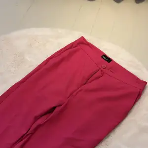Rosa kostymbyxor från Gina tricot. Färgen är inte riktigt lika mörk irl. Strl 36.