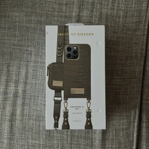 Ideal of Sweden skal - - iPhone 13 PRO - sage croco (halsbands skal) - helt ny