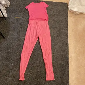 En rosa fin pyjamas fast byxorna och tröjan är lite olika nyanser av rosa.Byxorna är från Cubus och tröjan är från H&M tröjan är väldigt liten men super stretchig så jag skulle kanske säga att dem räknas som xs!! Det är bara att skriva om du är intreswrad
