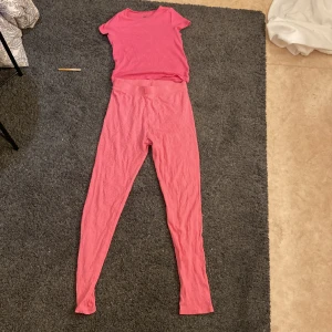 Rosa pyjamas  - En rosa fin pyjamas fast byxorna och tröjan är lite olika nyanser av rosa.Byxorna är från Cubus och tröjan är från H&M tröjan är väldigt liten men super stretchig så jag skulle kanske säga att dem räknas som xs!! Det är bara att skriva om du är intreswrad