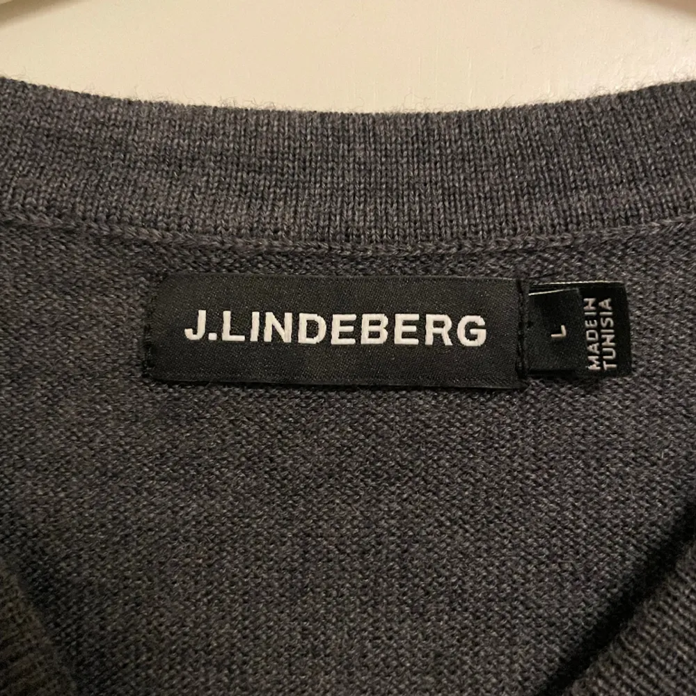 En helt ny J Lindeberg merino Wool tröja i färgen grå. Storlek L. Nypris 1 300kr. Stickat.