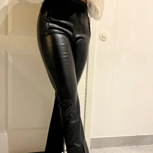 Läder byxor - Älskar svarta läder byxor😍