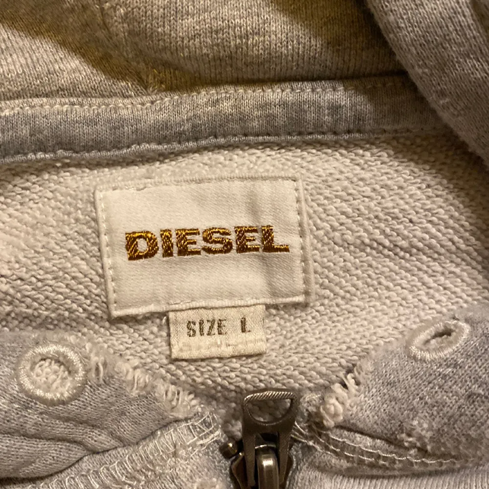 Sjukt cool zip up hoodie från diesel, ganska dåligt skick men det ger den karaktär😇. Hoodies.