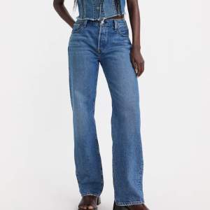 Jeans i nyskick från Levis i modell 501 90s. Raka i benen och mid waist