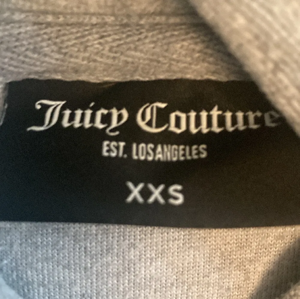 Säljer nu ett juicy sett i storlek xxs väldigt bra i skick❤️ Säljer HELA settet för 1000 om du bara vill ha tröjan eller byxan  så blir det 500❤️ +frakt. Övrigt.