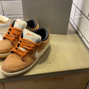 Nike SB dunk Dark Russet - Ett par feta sommarskor som är lagom varma och lätta att hoppa i. Medföljer vita och bruna snören Sam box!  Pris ej hugget i sten!  Fler bilder i DM!