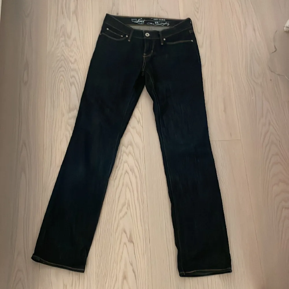 Fina lågmidjade mörkblåa Levis jeans i bra skick  Perfekta för mig i längden som är 169cm. Jeans & Byxor.