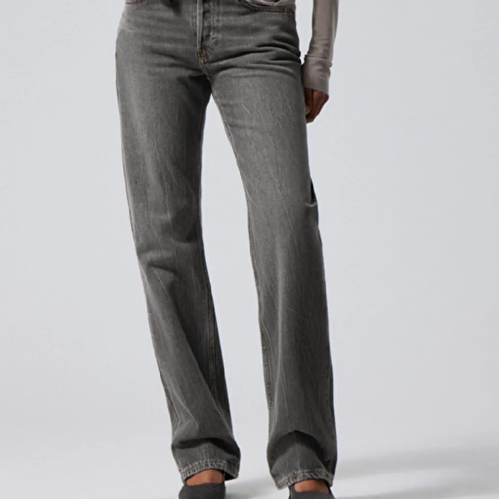 Snygga jeans från Weekday i modellen Pin Midrise Straight jeans 🤍Nypris 590kr, första bilden är lånad💕De är inte gråa som på första bilden, utan svarta som på andra bilden!!!. Jeans & Byxor.