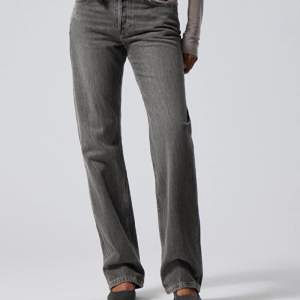 Snygga jeans från Weekday i modellen Pin Midrise Straight jeans 🤍Nypris 590kr, första bilden är lånad💕De är inte gråa som på första bilden, utan svarta som på andra bilden!!!