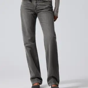Snygga jeans från Weekday i modellen Pin Midrise Straight jeans 🤍Nypris 590kr, första bilden är lånad💕De är inte gråa som på första bilden, utan svarta som på andra bilden!!!