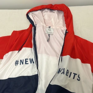 Bershka  - Tunn jacka, köpt från bershka använd 2-3 gånger max. Väldigt bra skick storlek M men passar även S. Skriv gärna privat för mer bilder ❤️