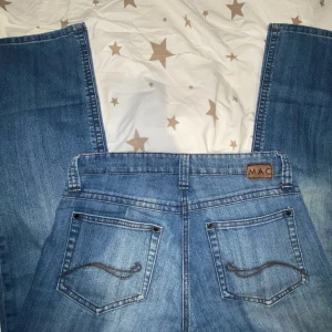 Lågmidjade jeans  - Jättefina utsvängda jenas men super gulliga fickor💓 midjemåttet: 41 cm innebenslängden: 76 cm  Står ej storlek i byxorna men skulle säga att de är M💓  Det är ganska bra skick de är fel fria🤍 Hör gärna av er vid frågor