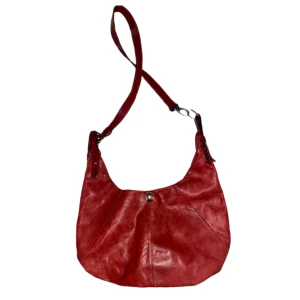 Gullig trendig röd handväska || Y2k, Trendig, Pinterest  -  🖤 Söt trendig röd handväska från Italien! Y2k stil 🖤 🐈‍⬛ Klicka på ”köp nu” för att köpa! 