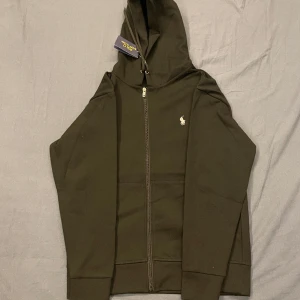 Polo Ralph Lauren Hoodie - Oanvänd kvalitet 10/10 finns med byxorna också, hör gärna av er vid frågor eller funderingar.