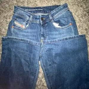Blå Lågmidjade bootcut jeans från diesel. Nyköpta, nypris 1100kr Midjemått 81 innerbenlängd 85 Pris går att diskutera ❤️