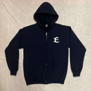Zipper  - Hej vi på Endemico säljer våra egna gjorde tröjor vi säljer de också på våran instagram Endemico_Clothing, Tröjorna är feta och sköna. För frågar eller om du vill köpa skriv här elr på våran instagram 