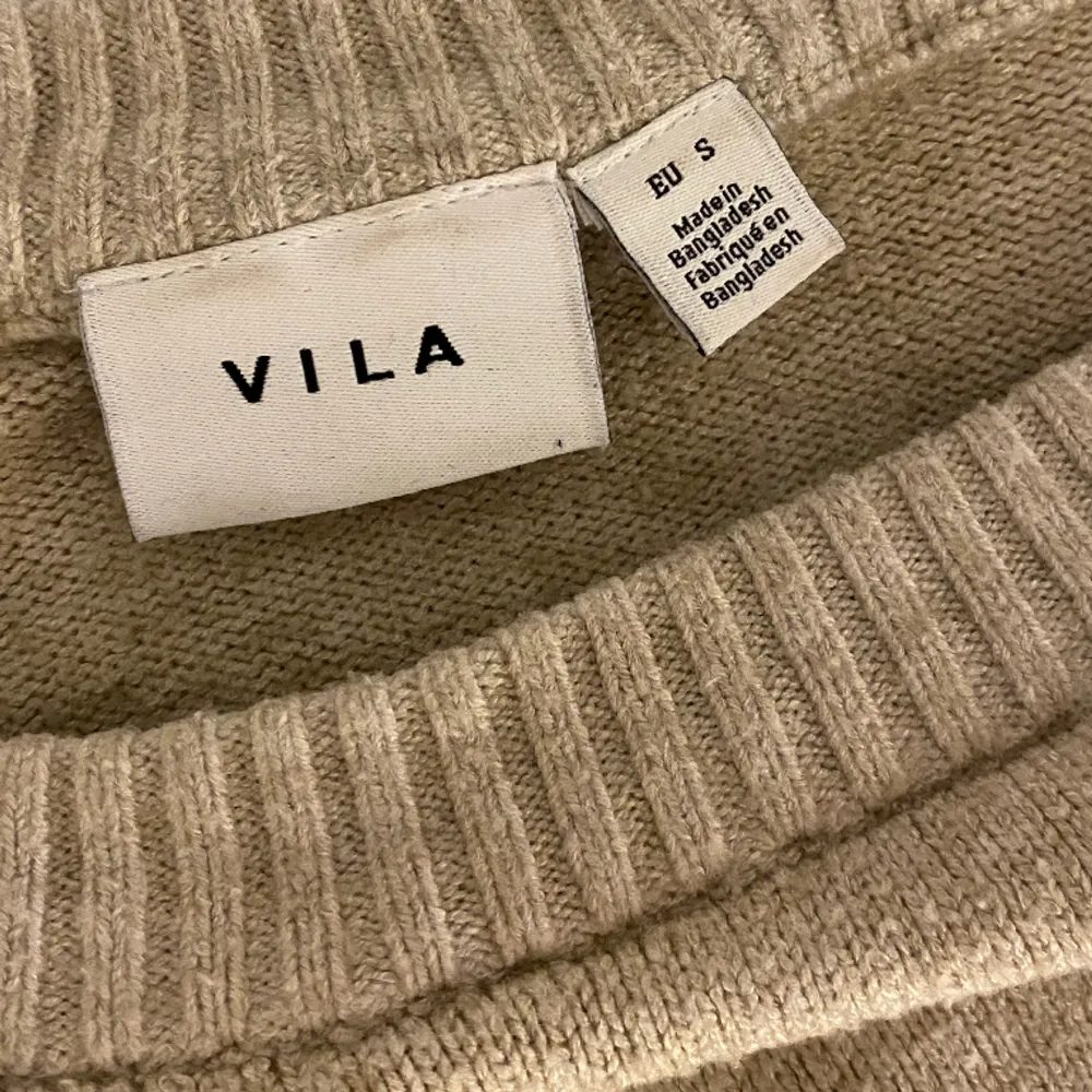 Säljer en beige stickad tröja i storlek s. Superskön tröja från VILA. Bra skick . Köparen står för frakten 💌. Stickat.