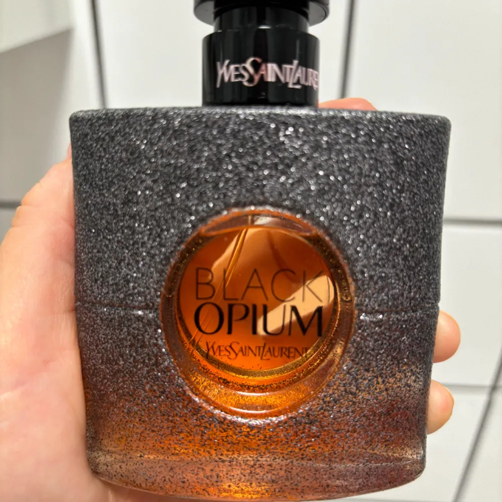 YSL black opium som endast är använd några gånger (syns knappt i flaskan att den är använd). Säljer då doften inte riktigt passar mig✨. Övrigt.