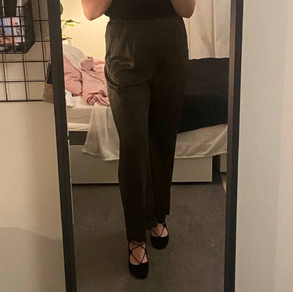 Mörkgröna satinbyxor