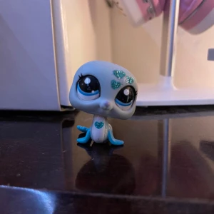 2007 LPS Littlest Pet shop Seal #2284 Authentic - Äkta LPS Seal #2284 gjord av Hasbro 2007. Använder produktbild som referens. Den har inga fläckar eller skador.