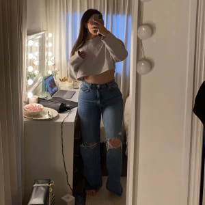 LXA cropped sweater - LXA cropped sweater i light grey.  Används några gånger! Supermjuk att ha på sig! Strl S men passar (S/M) Säljer även jeansen på bild!